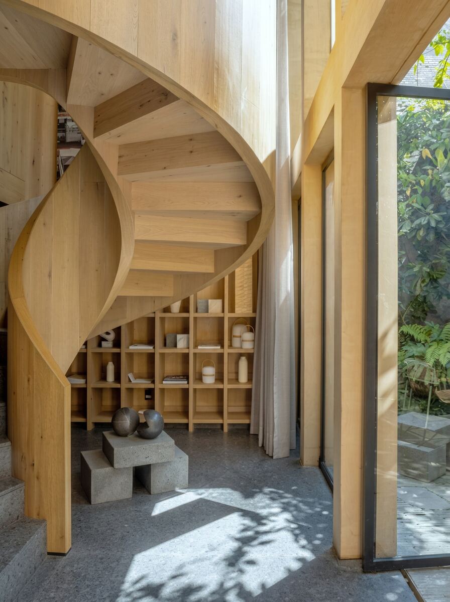 SEDE HOUSE — Escalera helicoidal y librero