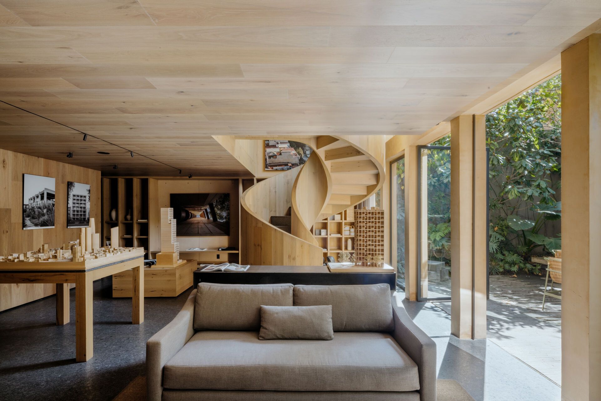 SEDE HOUSE — Escalera escultórica de madera