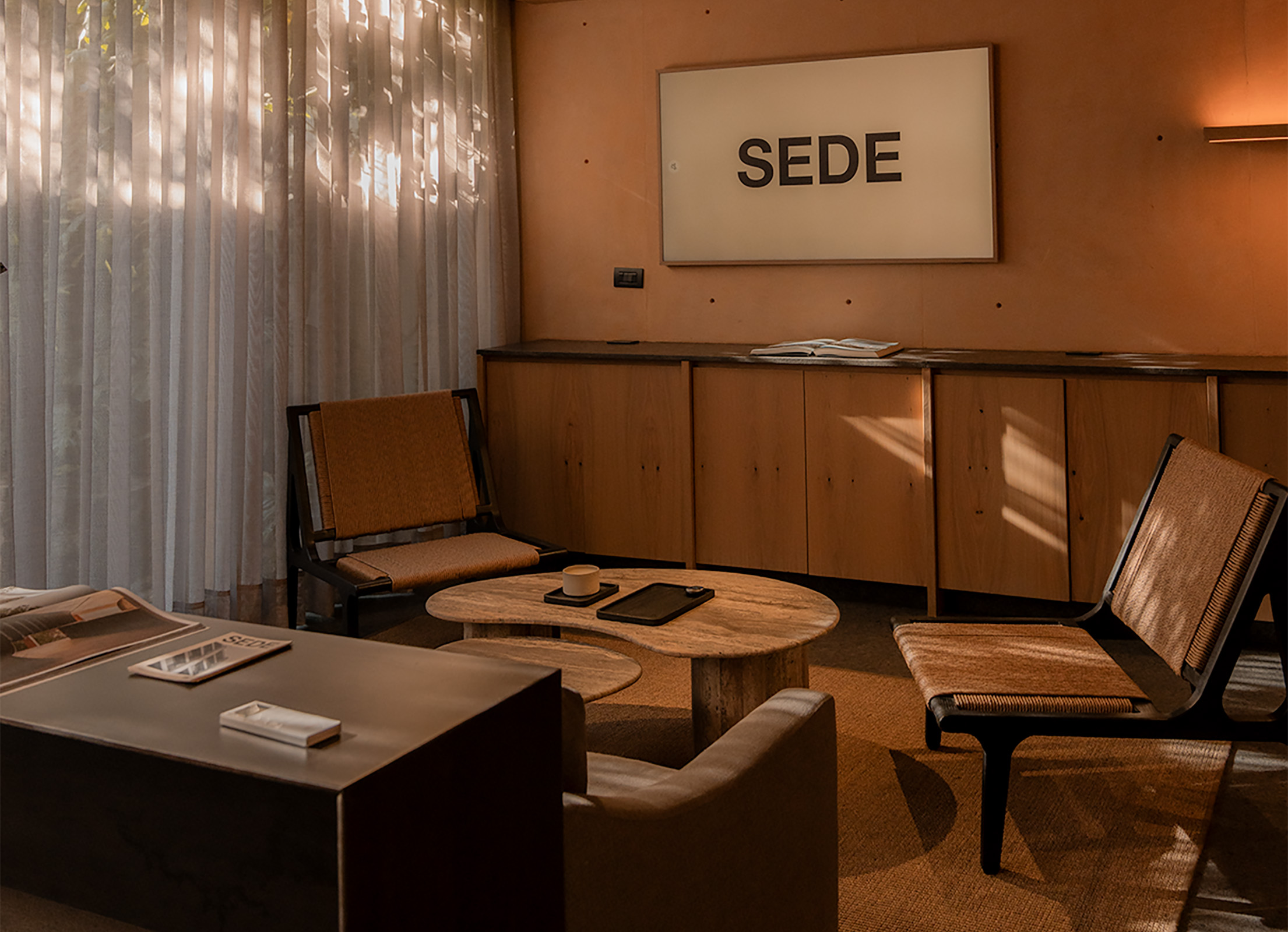 Showroom de SEDE Desarrollos, espacio diseñado para presentar proyectos inmobiliarios con arquitectura contemporánea y enfoque en inversión.