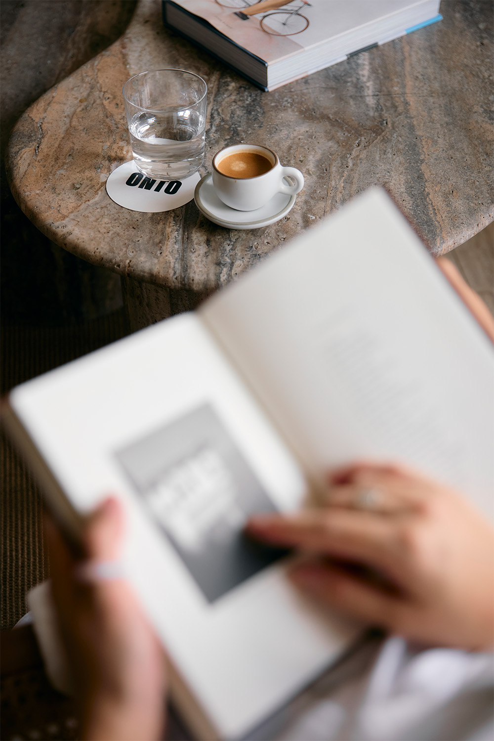 ONTO Stay es una línea de hospitalidad que ofrece estancias cuidadosamente diseñadas, combinando arquitectura contemporánea, confort y una experiencia de hospedaje enfocada en el diseño, la ubicación y la calidad del servicio.